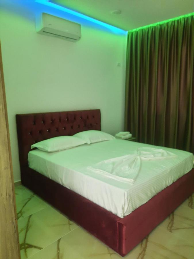 Hotel Megniar Lushnjë Kültér fotó