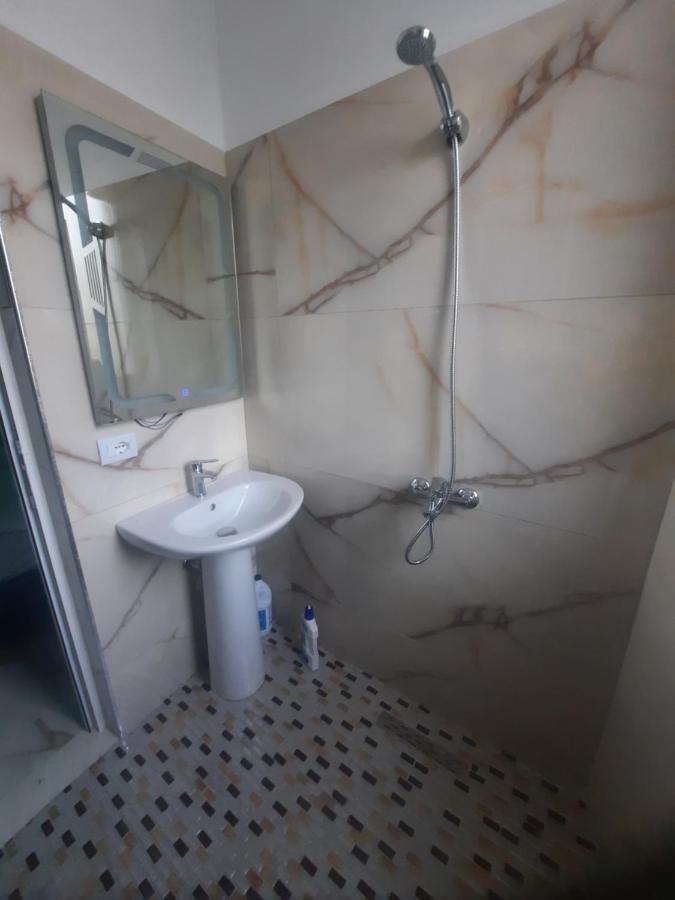 Hotel Megniar Lushnjë Kültér fotó