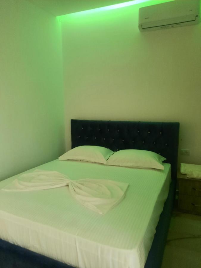 Hotel Megniar Lushnjë Kültér fotó