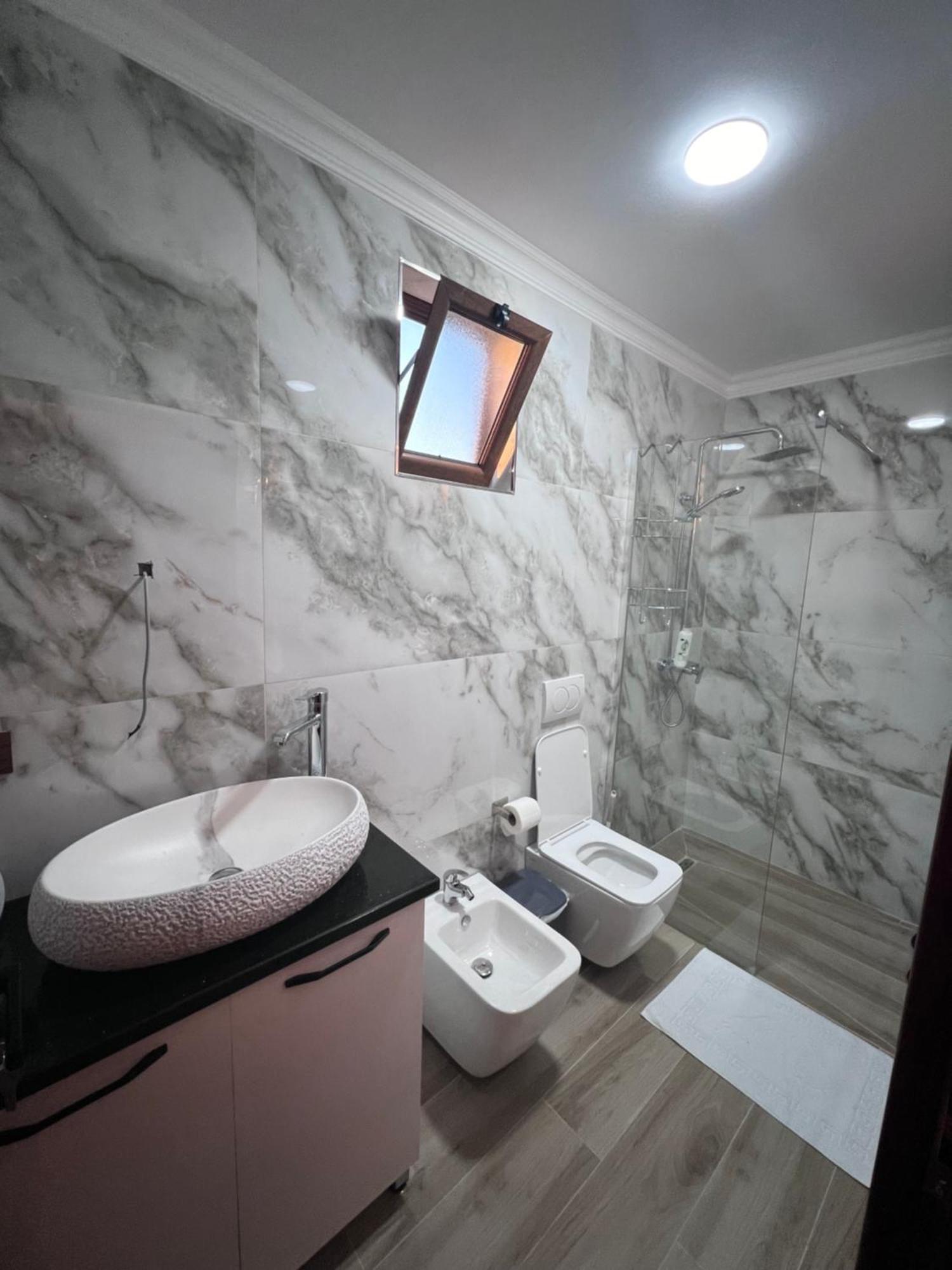 Hotel Megniar Lushnjë Kültér fotó