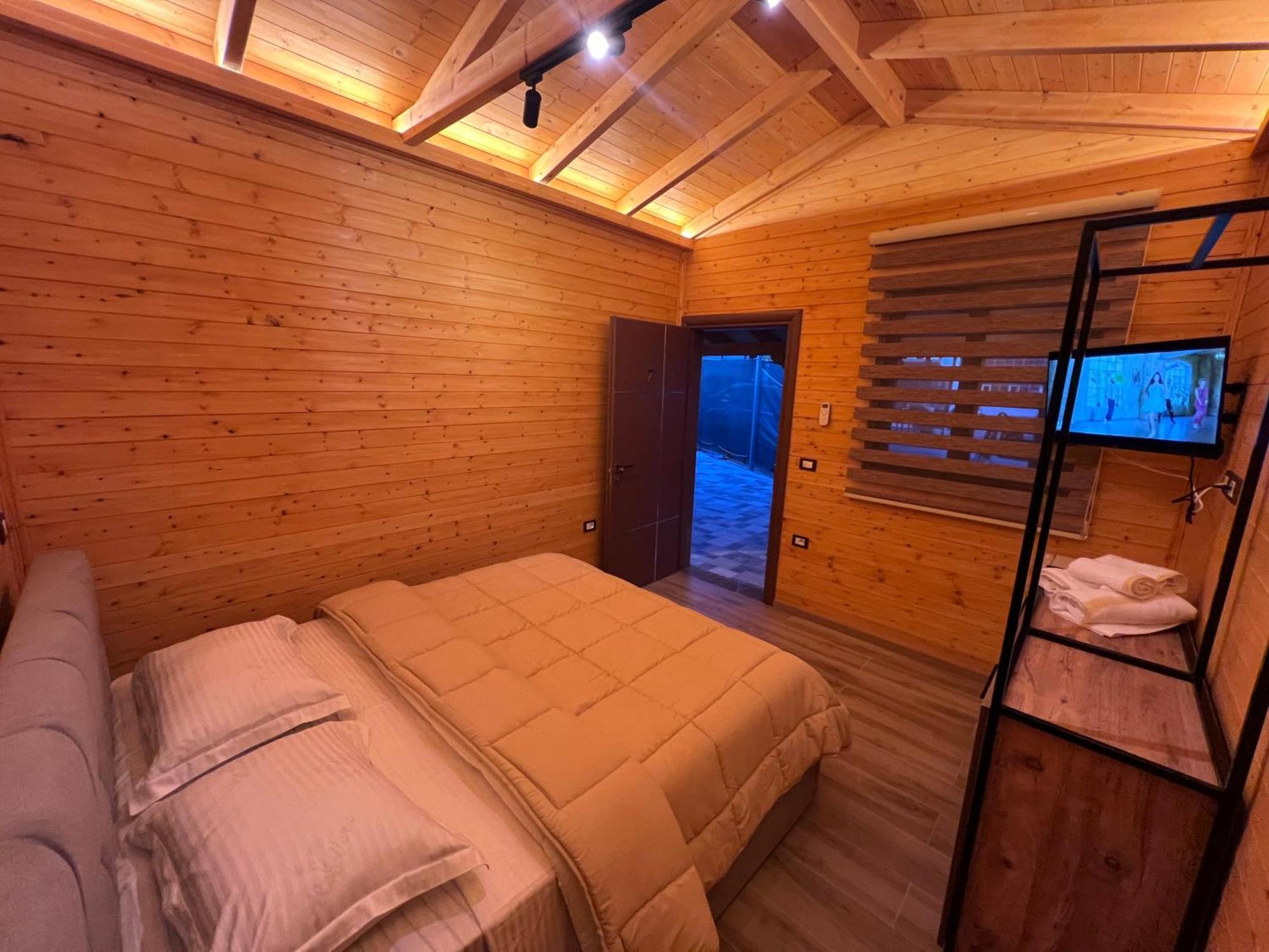 Hotel Megniar Lushnjë Kültér fotó