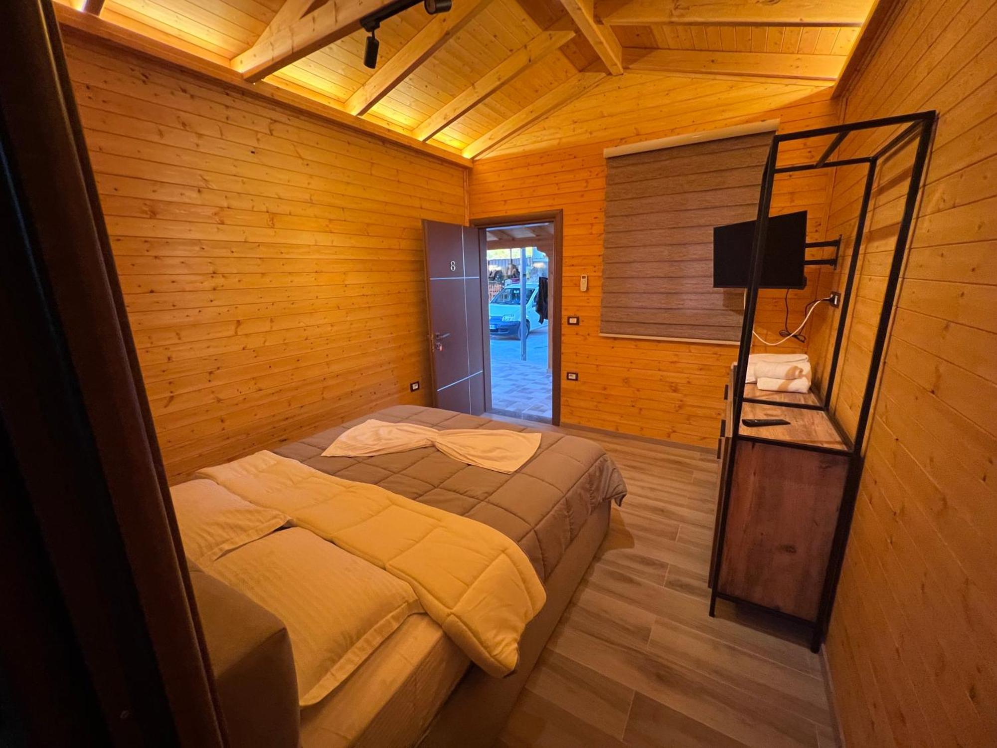 Hotel Megniar Lushnjë Kültér fotó