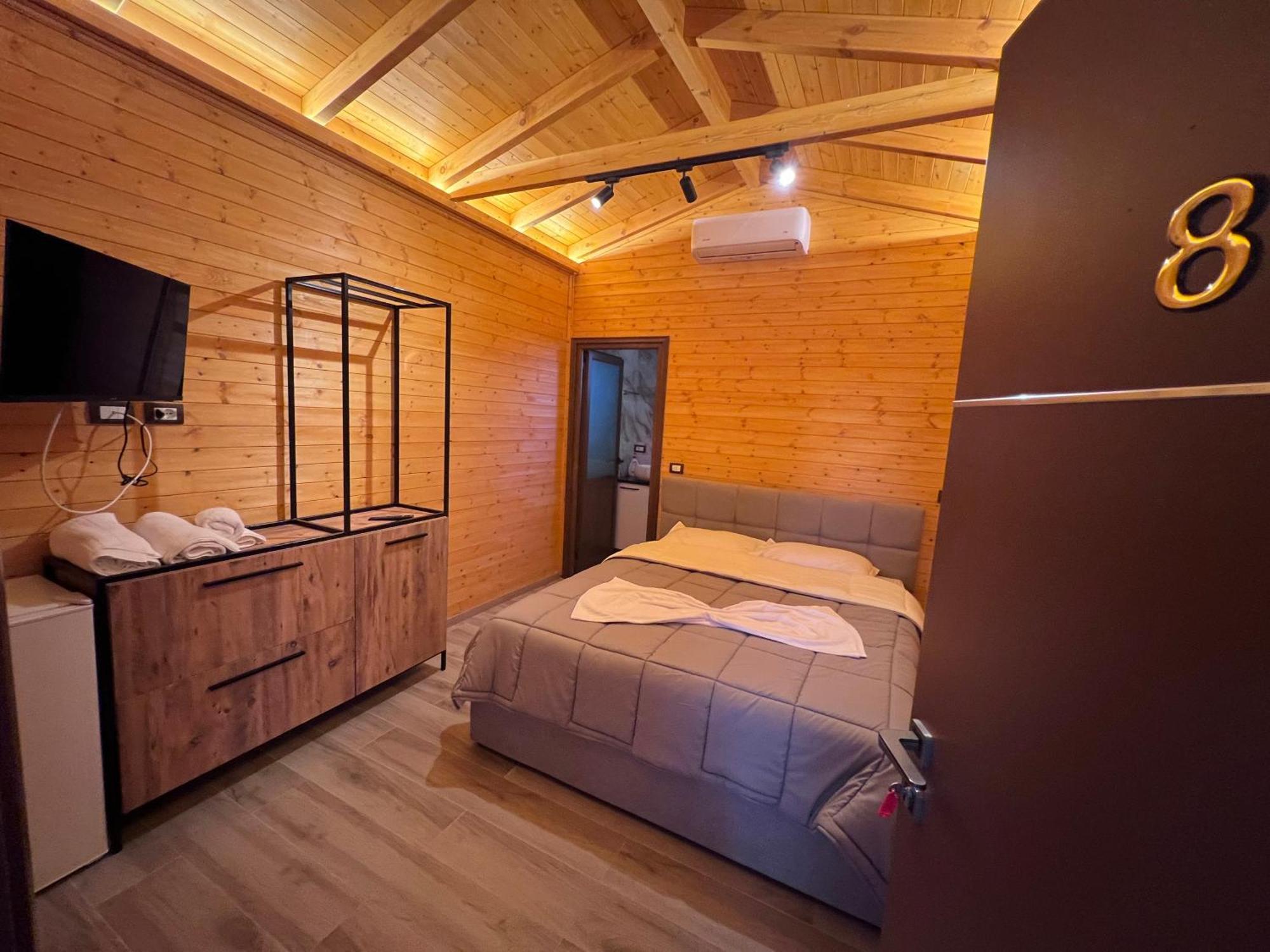 Hotel Megniar Lushnjë Kültér fotó